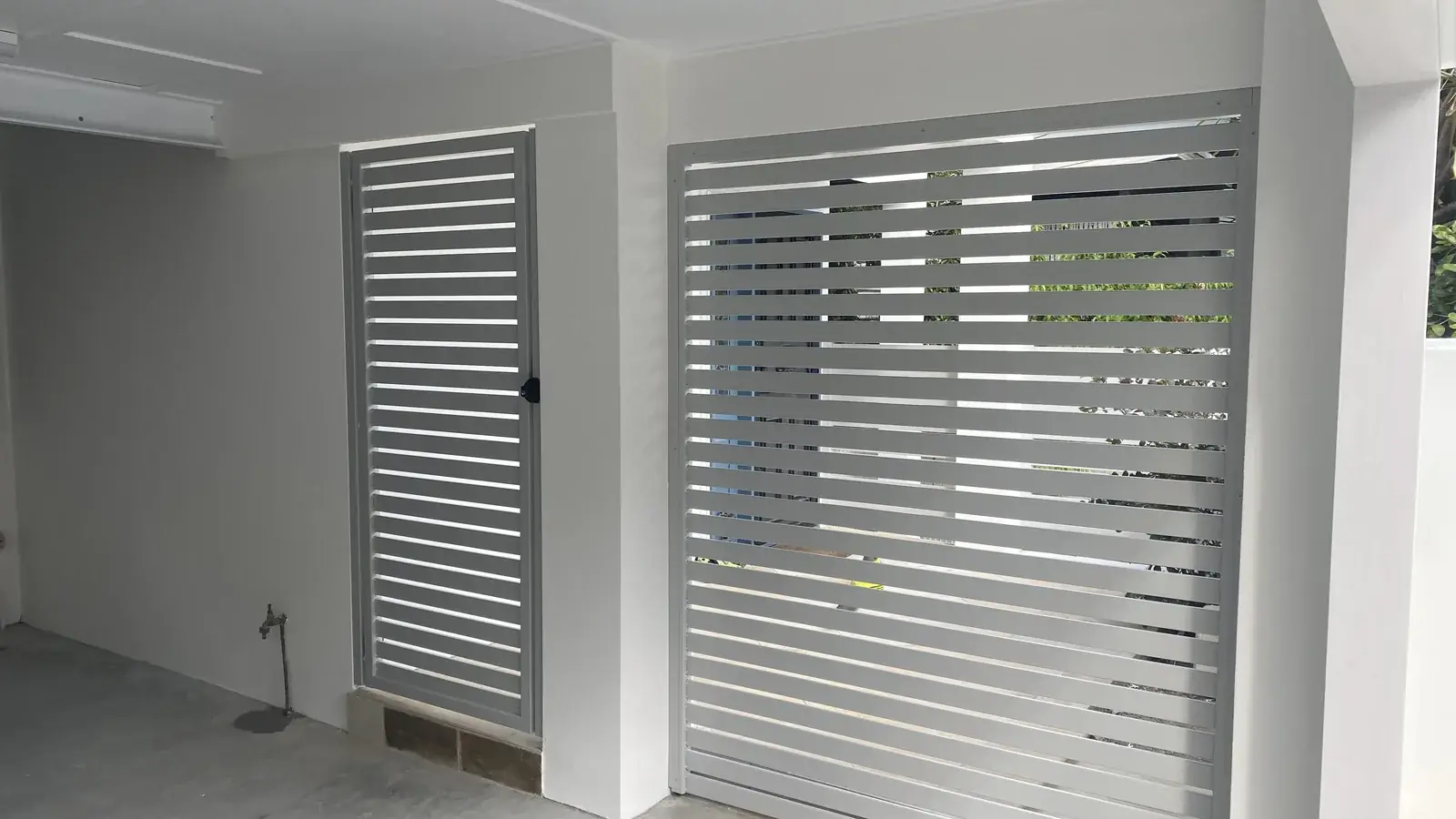 Fence with an integrated pedestrian access gate and horizontal slats